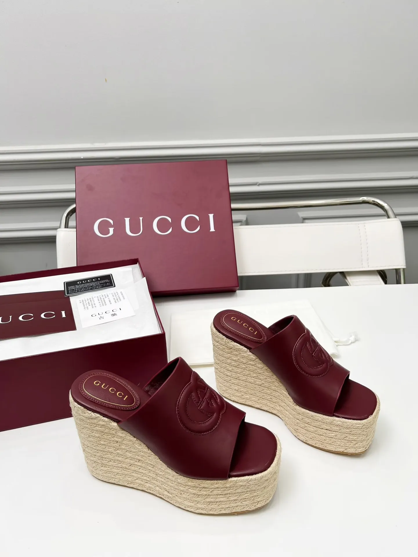 👟👟Ex-factory price 460👟👟 Gucci’s new slippers, fashionable, high-end and full of personality✅ Very stable, comfortable and durable for daily use, convenient and unique for daily matching, a must-have classic for summer, the upper is made of GUCCI brand stitching Fabric: cowhide Lining/feet: sheepskin Platform height: 11cm Color: black, white, brown, burgundy, pink Code number: 35-42 (41 and 42 need to be customized) Packaging: Comes with cloth bag and card.